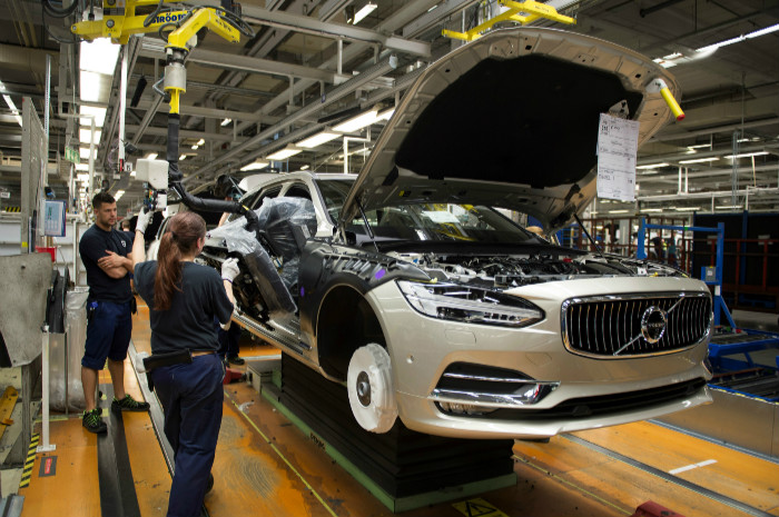 Volvo Cars goes from strength to strength as first V90 rolls off production line