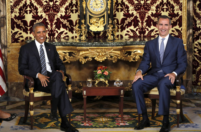 Spain's King Felipe VI (R) chats with US President Barack