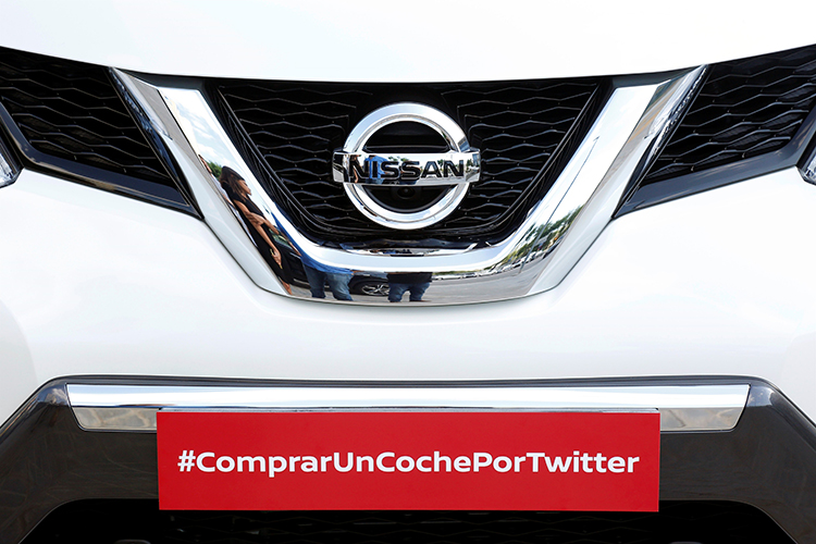 The Nissan X-Trail with @escolano's Twitter hashtag #compraruncocheportwitter (in English, 'buy a car on Twitter')