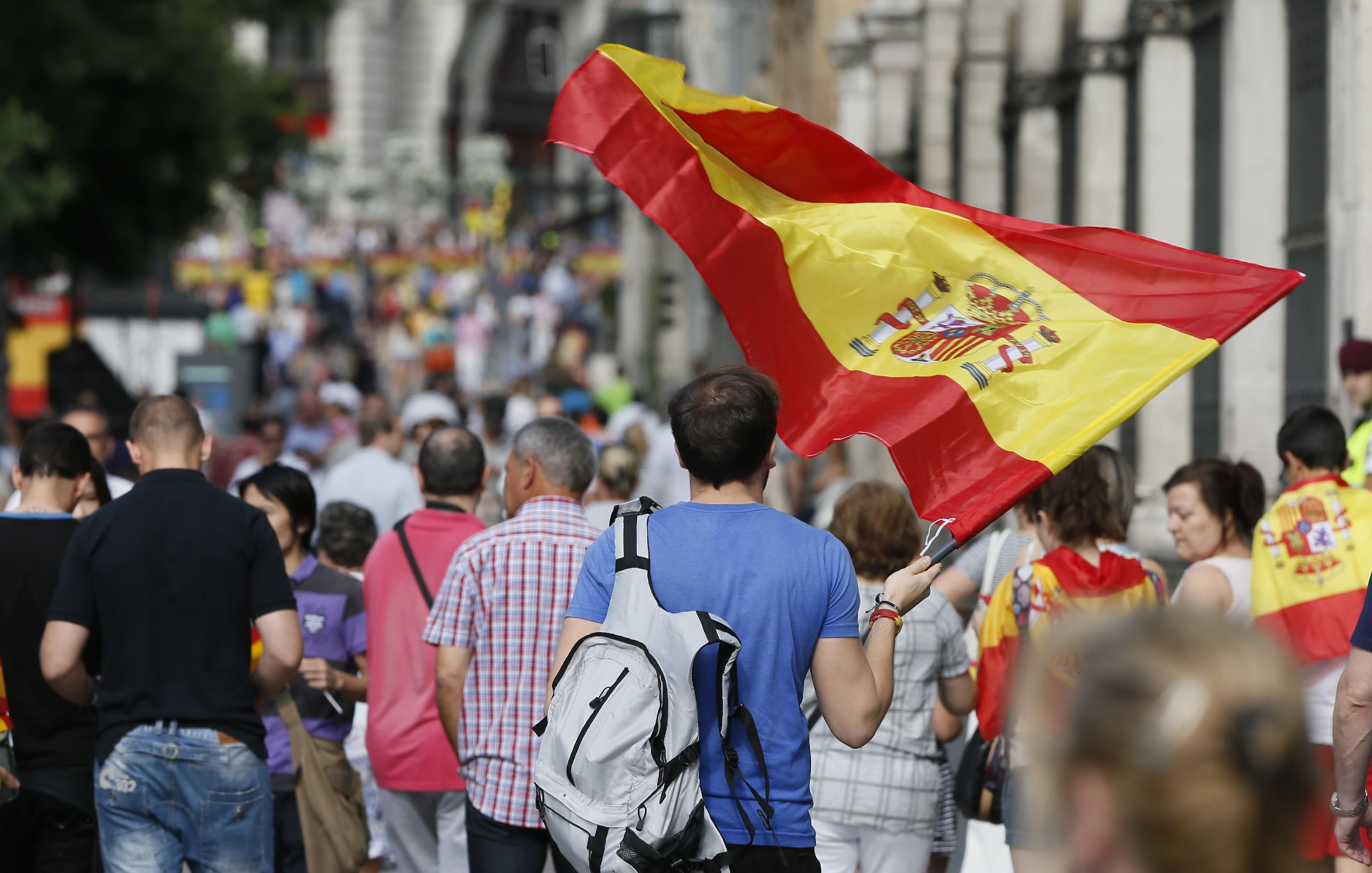 Приезд в испанию. Иммигранты в Испании. Испания люди. Туристы в Испании. Испания для россиян.