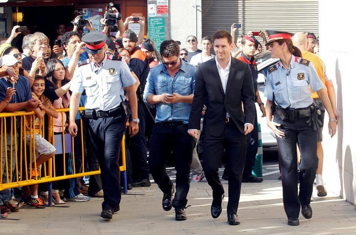 Barcelona's forward Lionel Messi (2nd R) arrives at a court to answer charges of tax evasion in Gava, northern Spain, September 27, 2013. REUTERS/Albert Gea/Files