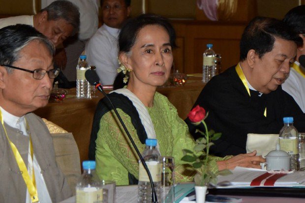 Myanmar State Counsellor and Foreign Minister Aung San Suu Kyi (C), flanked by government peace negotiators Kyaw Tint Swe (L) and Tin Myo Win (R), chairs a meeting in Naypyidaw in preparation for the ethnic peace conference attended by representatives of ethnic armed organizations, members of parliament and military officials 