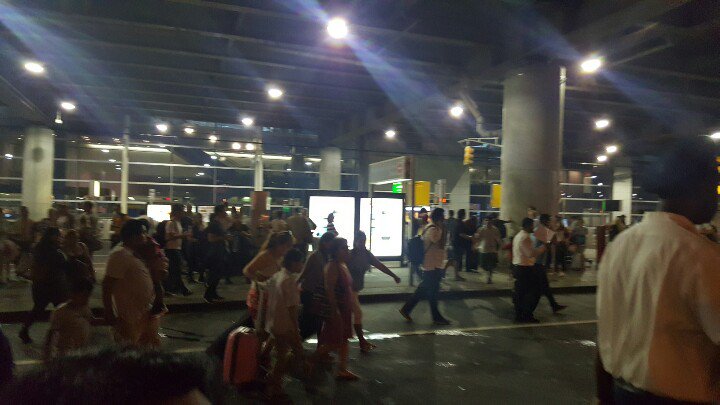 A couple thousand people standing outside the terminal * PHOTO : @locodoggy TWITTER ACCOUNT