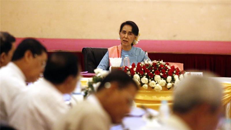 Aung San Suu Kyi hosts ethnic minorities in Myanmar