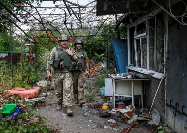 Ukrainian servicemen are seen at their positions on the front line near Avdeyevka, Ukraine, August 10, 2016 * PHOTO : REUTERS