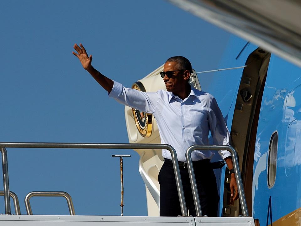 US President Barack Obama boards Air Force One to depart for Hawaii, on his way to tour Midway Atoll and attend summits in Laos and China, from Reno-Tahoe International Airport in Reno, Nevada, US - See more at: http://www.gmanetwork.com/news/story/579769/scitech/science/obama-visits-world-s-largest-marine-reserve#sthash.NUTUw2gh.dpuf