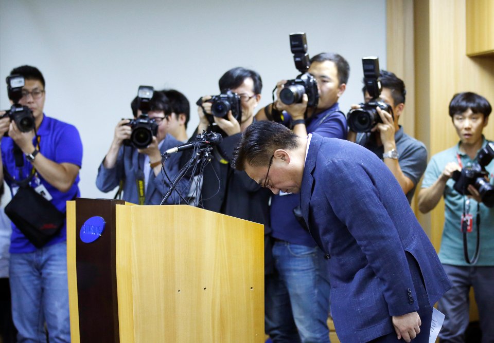 Koh Dong-jin, president of Samsung Electronics Mobile Communications Business, bows during a news conference in Seoul, South Korea