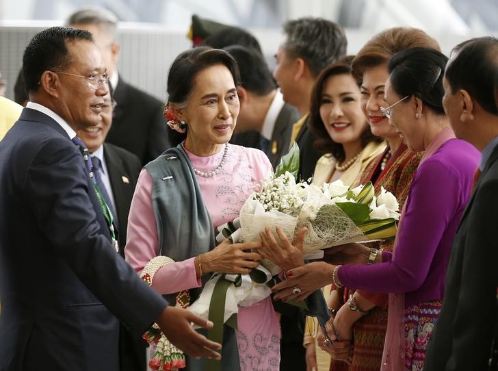 Myanmar Foreign Minister and State Counselor Aung San Suu Kyi (2nd L) arrives at Suvarnabhumi airport in Bangkok, Thailand on 23 June 2016