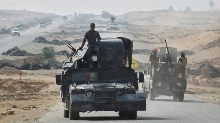 Iraqi forces gather near the village of Sin al-Dhuban, south of Mosul, on October 27, 2016