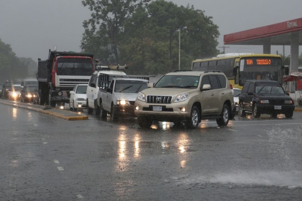 Traffic moves slowly as heavy rains caused by the outer rain bands of Hurricane Matthew move into Kingston, Jamaica 