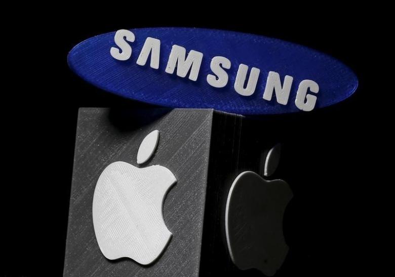 3D-printed Samsung and Apple logos are seen in this picture illustration made in Zenica, Bosnia and Herzegovina on January 26, 2016