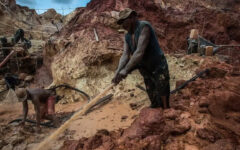 Venezuela expels 10,000 from illegal gold mine, now closed