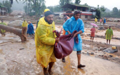 Fatal landslides trap hundreds in Kerala