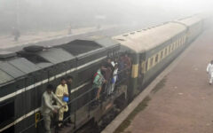 Militants hold 450 train passengers hostage in Pakistan