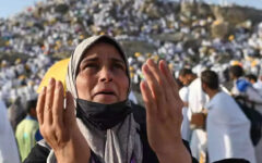 Pilgrims Ascend Mount Arafat Amidst Heat Warnings for Hajj