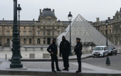 French police hunt Louvre jewel thieves