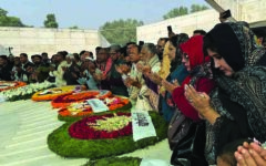 Hundreds of people visit Khaleda Zia’s grave 